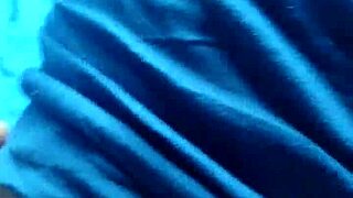 Preta do cu guloso chupando pau grande na festa 🔥