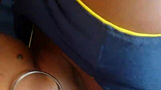 Preta do cu guloso chupando pau grande na festa 🔥