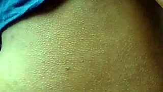 Preta do cu guloso chupando pau grande na festa 🔥