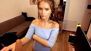 Sexy tenåring 18+ cam-jente suger dildo, stripper trange klær. Hennes live show blir vill!