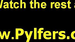 Blondýnka chycená s více spodním prádlem v zadní kanceláři