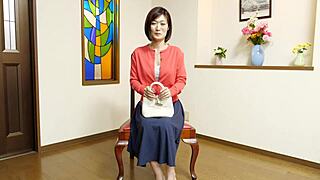 首次主妇Yumi Mitsuse回来又一次热辣业余群交