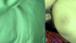 사키시 바비가 자지 빨아주는 동안 데버가 보지 핥아, 좁은 침실 박기.