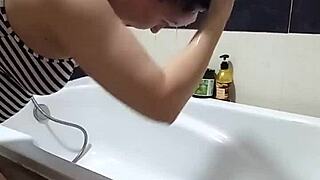 Kamera voyeur shower tangkap Regina Noir telanjang cuci rambut. Apa yang dia sembunyiin di bawah busa itu?