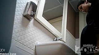 Telecamera nascosta cattura azione toilette nel bagno del bar