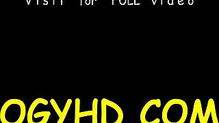 Genç Güzellik Yaşlı Keçi Tarafından Tahrik Edici Karşılaşmada Sikildi