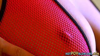 Fata asiatică se gâtuiește cu pulă uriașă înainte de ejaculare pe față în POV.