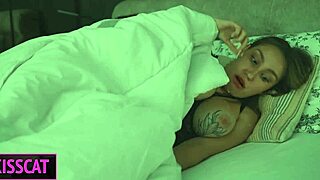 ابن الزوج يرجع للبيت لأم زوجة جديدة، يتسلل للسرير المشترك في منتصف الليل للعب مع كسها الضيق