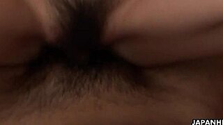 Сладкая азиатка с полными губами жестко трахается огромным членом. Ее милое очарование встречается с грязным действием в HD.