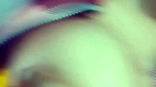 נערה וייטנאמית 18+ משחקת לבד עם מלפפון בסרטון חם