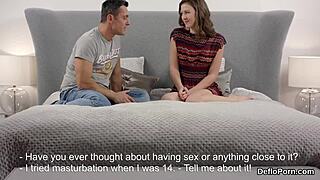 Nympho érotique ado 18+ étire sa chatte écartée et perd sa virginité en défloration