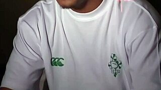 Bodybuilder muscoloso giapponese in video gay