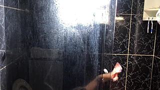 I watch novinho fuck his friend's sexy aunt in her bathroom