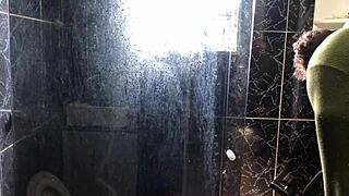I watch novinho fuck his friend's sexy aunt in her bathroom
