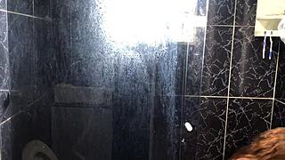 I watch novinho fuck his friend's sexy aunt in her bathroom