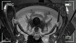 cámara de vigilancia capta a esposa infiel en el jacuzzi del hotel