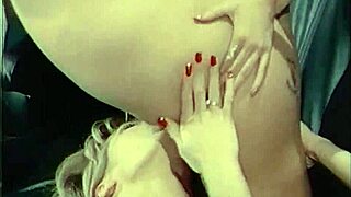 Пишкаща брюнетка 18+ и малката й 18+ играчка в стара златна баня