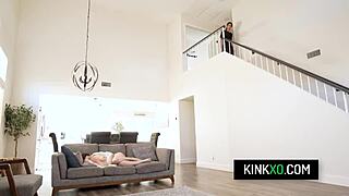 Hej, poglej, kako domina milf mačeha Pristine Edge pokaže pastorku in Aubree Valentine perverzne trike!