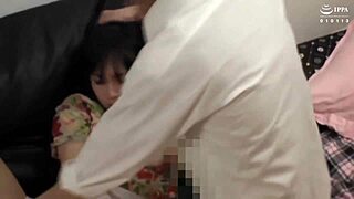 Домохозяйку жестко трахают рядом с мужем в дикой позе наездницы