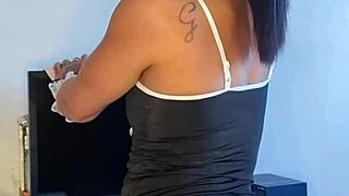 EMPREGADINHA SAFADA Shows Off Sexy Moves
