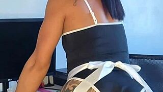 EMPREGADINHA SAFADA Shows Off Sexy Moves