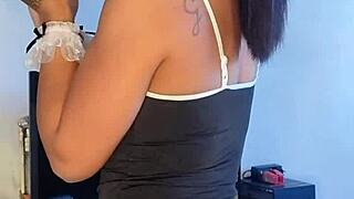 EMPREGADINHA SAFADA Shows Off Sexy Moves