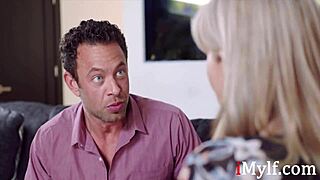 מילף אמבר צ'ייס מתגנבת לזיון מהיר עם בחור חם