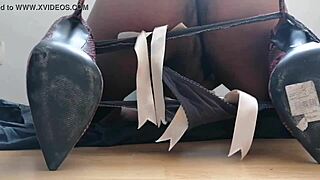 me masturbo en tacones rosas?