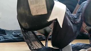 me masturbo en tacones rosas?