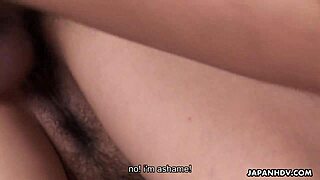Chcesz zobaczyć tę gorącą japońską milf jeżdżącą na twardym kutasie? Jej duże cycki podskakują dziko!