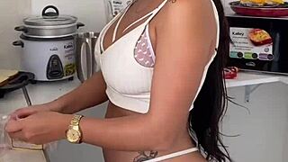 Accompany Me to Make Breakfast with Beautiful Latina