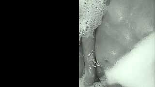 brazilian amateurs playing in bathtub with cumshot 😘