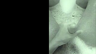 brazilian amateurs playing in bathtub with cumshot 😘