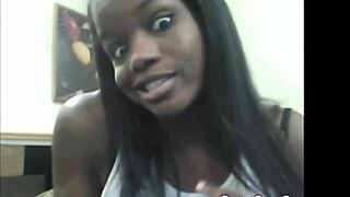 Kız webcam'de bekaretini konuşuyor, softcore derlemede.