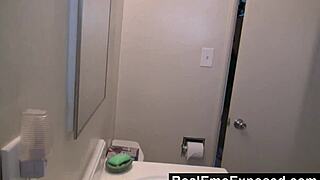 Daisy Cruiz sucks cock in shower