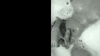 brazilian amateurs playing in bathtub with cumshot 😘