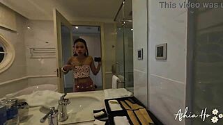 Старый мошенник-арендодатель обманывает невинных девушек в постель