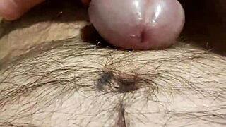 Самотен момък прави демонстрация на еякулация.