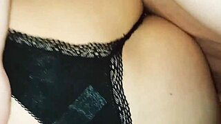 Гледай МАМА да се забавлява диво със завареника в догистайл!