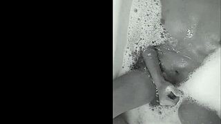 brazilian amateurs playing in bathtub with cumshot 😘