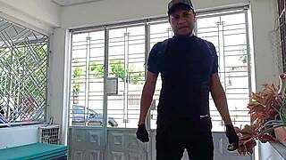 i offer blowjob to delivery guy 😏