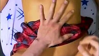 La amiga del vecindario sedujo al chico del apartamento de al lado pero no se dio cuenta de que estaba siendo observada por las cámaras de seguridad