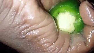 Plantain versus poivron, she gets wet and cums