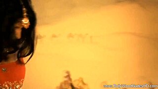 ओरिएंटल सुंदरी नंगी डांस से अपनी सेक्सी अपील दिखाती है