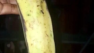 Plantain versus poivron, she gets wet and cums