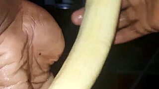 Plantain versus poivron, she gets wet and cums