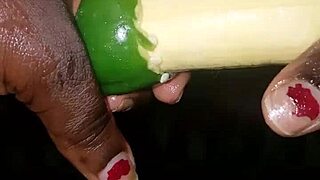 Plantain versus poivron, she gets wet and cums