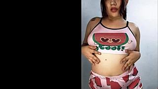 Sexy young girl flaunts big ass 😍