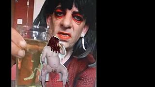 hey, this bisexual sissy guy is naked and swallowing pee lol 😳