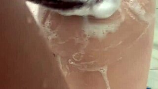 Chcesz podzielić prysznic i zaryzykować zabawę z ciasnym tyłkiem?